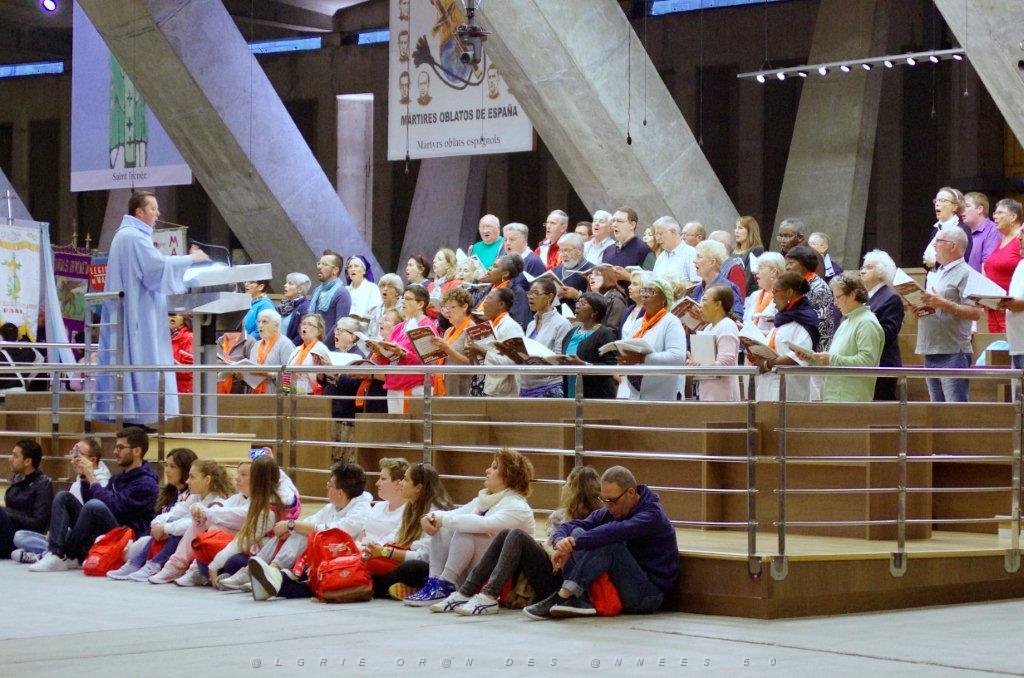 AOBR 2015 08 12 AU 16 LOURDES 5 PROCESSION DANS LA BASILIQUE SOUTERRAINE (8).jpg